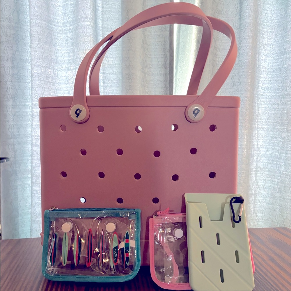 Bogg Bag Baby. Light Pink with accessories! 🤩